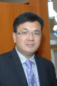 Una foto de Dr. Peter Lam.